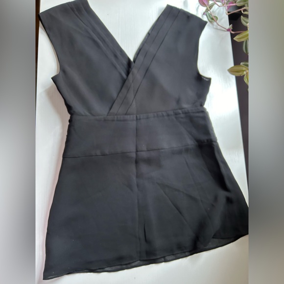 EUC Banana Republic Women’s dressy sleeveless top V-neck Sz 2 - Picture 2 of 5